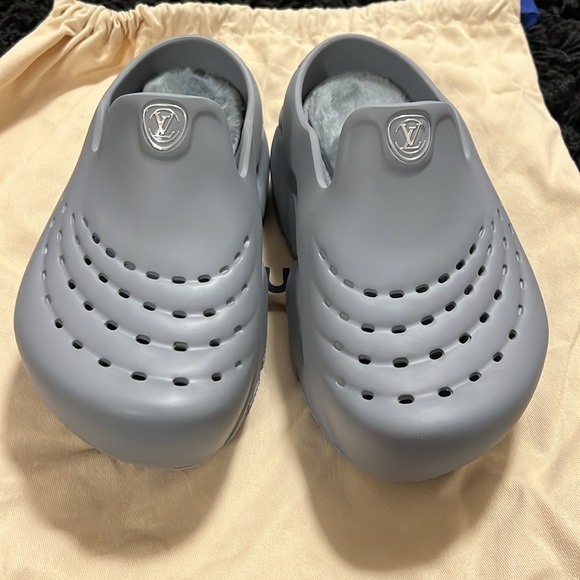 ORIGINAL BRAND NEW LV Shark clog Size 5 ( men)
Foot length 
23.7 cm - 9.3" - Picture 4 of 7